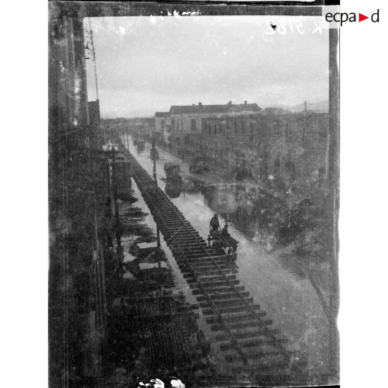 Salonique. Les inondations après l'orage devant le quartier général A.A. [légende d'origine]