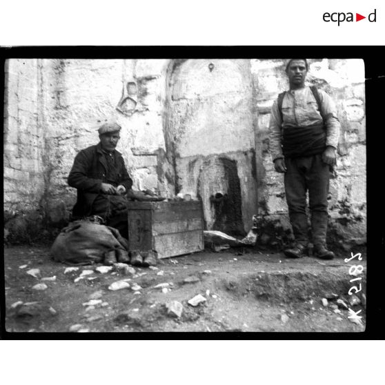 Salonique. Cordonnier en plein air. [légende d'origine]