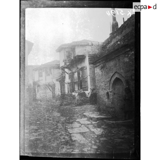 Salonique. Rue et fontaine dans la haute ville. [légende d'origine]