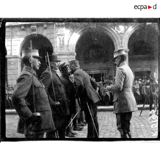 Salonique. Prise d'armes et remise de décorations par le général Sarrail. [légende d'origine]