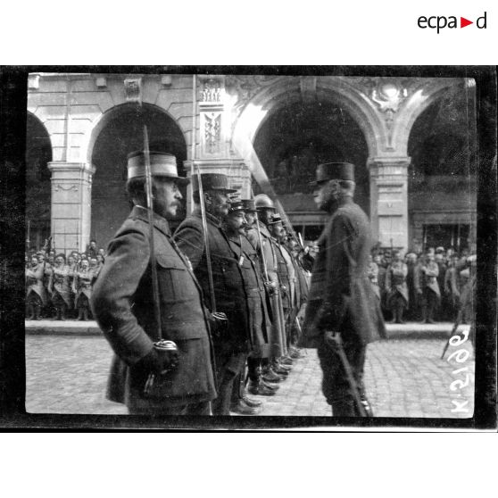Salonique. Prise d'armes et remise de décorations par le général Sarrail. [légende d'origine]