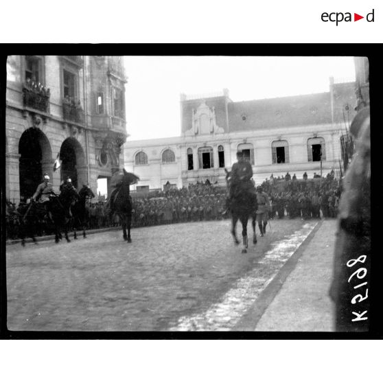 Salonique. Prise d'armes et remise de décorations par le général Sarrail. [légende d'origine]