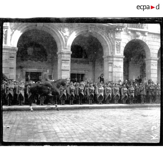 Salonique. Prise d'armes et remise de décorations par le général Sarrail. [légende d'origine]