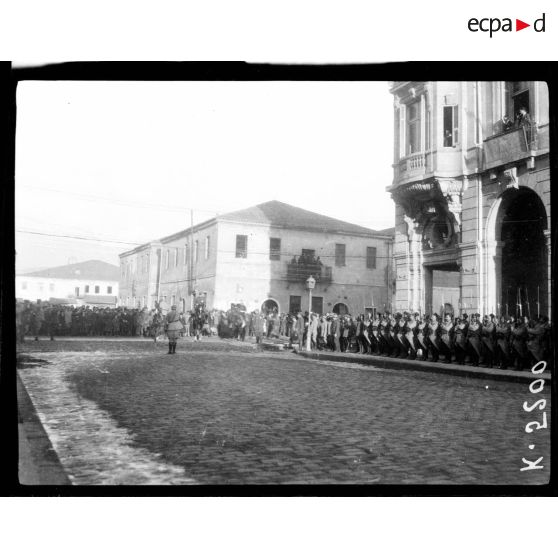 [Salonique. Prise d'armes et remise de décorations par le général Sarrail.]