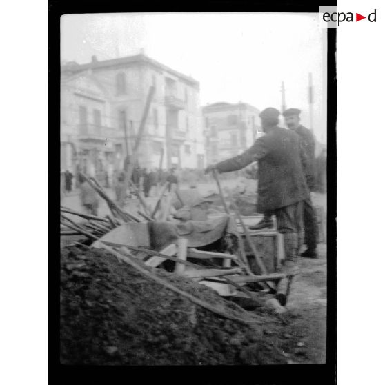 Salonique. Indigènes travaillant aux chantiers de construction de la nouvelle ligne Salonique-Mikra. [légende d'origine]