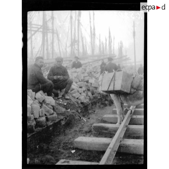 Salonique. Aux chantiers de construction de la nouvelle ligne Salonique-Mikra. [légende d'origine]