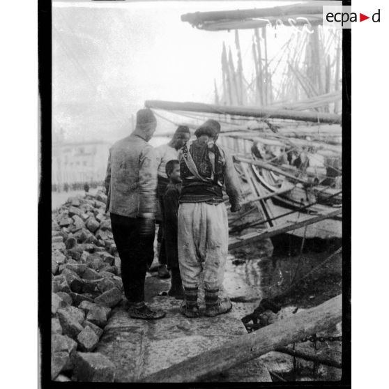 Salonique. Indigènes travaillant aux chantiers de construction de la nouvelle ligne de chemin de fer Salonique-Mikra. [légende d'origine]