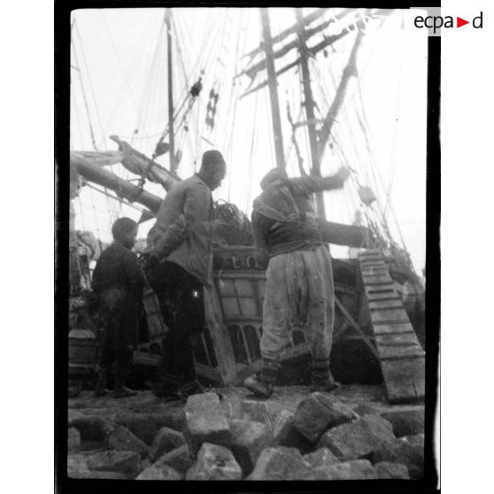 Salonique. Indigènes travaillant aux chantiers de construction de la nouvelle ligne de chemin de fer Salonique-Mikra. [légende d'origine]