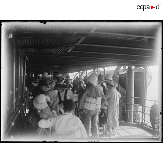 En mer rouge. Distribution de ceintures de sauvetage. [légende d'origine]