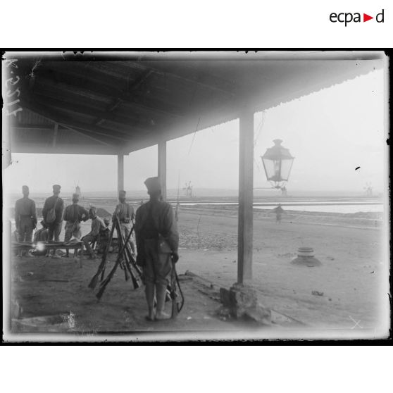 Route de Djibouti à Ambouli. Vue du poste. [légende d'origine]