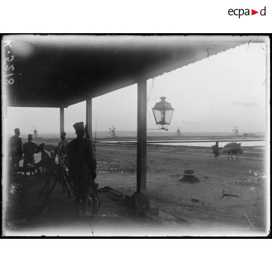 Route de Djibouti à Ambouli. Vue du poste. [légende d'origine]