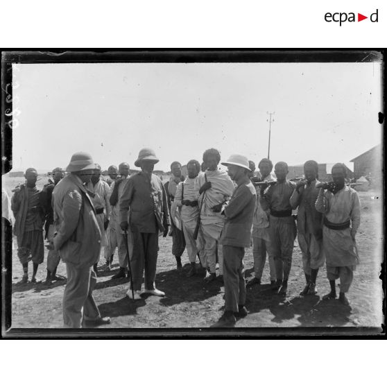 Ligne de Djibouti à Déré Daona. Envoi de mitrailleuses et munitions du gouvernement abyssin. [légende d'origine]