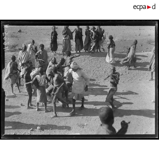 Route de Djibouti à Ambouli. Somalis et Abyssins. [légende d'origine]