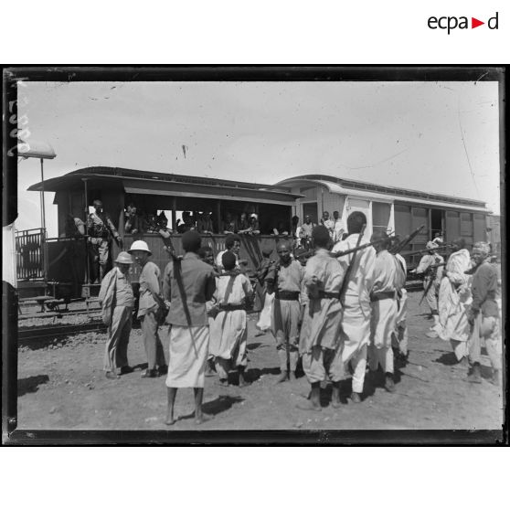 Route de Djibouti à Ambouli. Sur le passage du train. [légende d'origine]