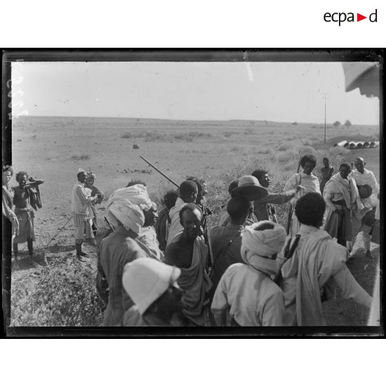 Route de Djibouti à Ambouli. Sur le passage du train. [légende d'origine]