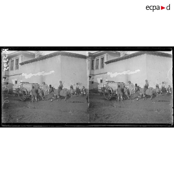 Monastir. Voiture fontaine du Touring Club fonctionnant dans le quartier pauvre. [légende d'origine]