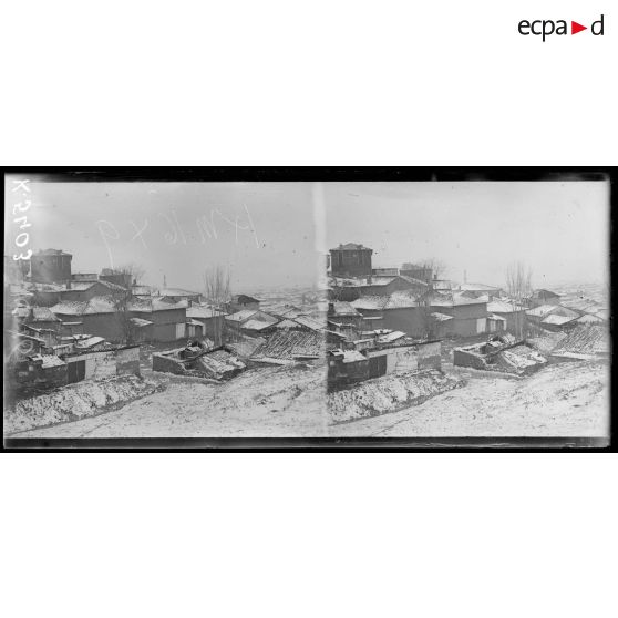 Monastir. Un coin de la ville haute sous la neige. [légende d'origine]