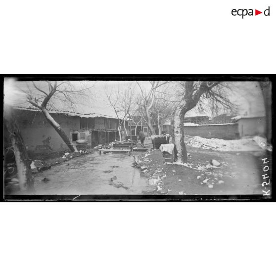 Monastir. Le quartier des moulins à tanner sous la neige. [légende d'origine]