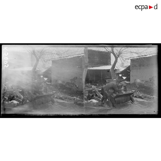 Monastir. Emplissage d'une baratte à tanner. [légende d'origine]