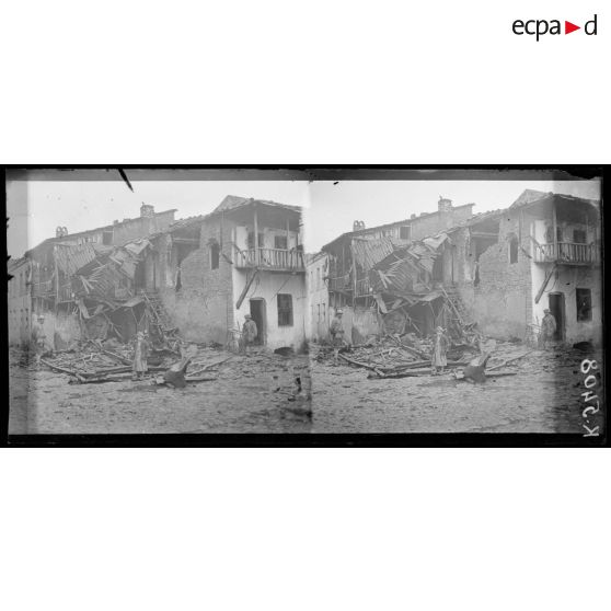 Monastir. Lendemain de bombardement. Effets d'un 105 dans le quartier pauvre. [légende d'origine]
