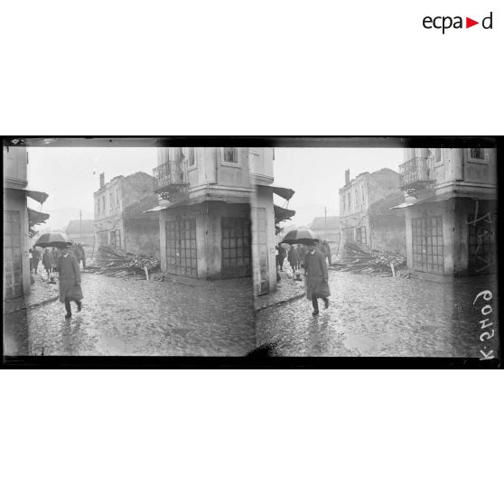 Monastir. Lendemain de bombardement. Dans la grande rue. [légende d'origine]