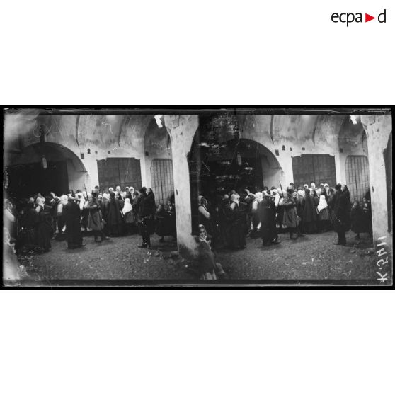 Monastir. Distribution de farine aux femmes indigènes. [légende d'origine]