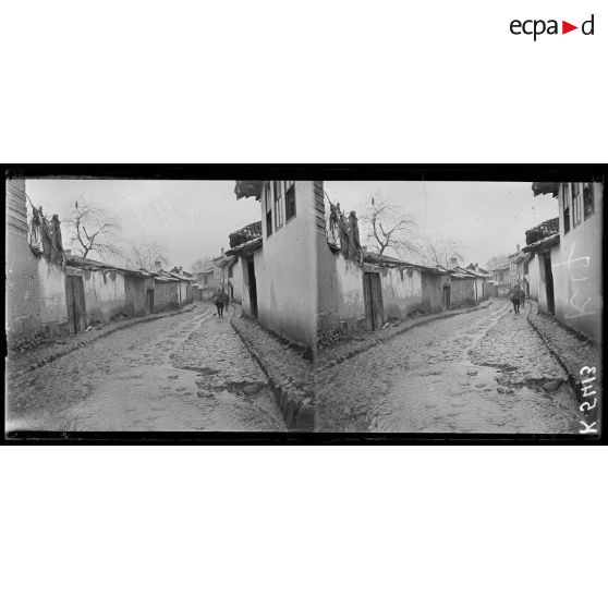 Monastir. Rue de la haute ville sous la pluie. [légende d'origine]