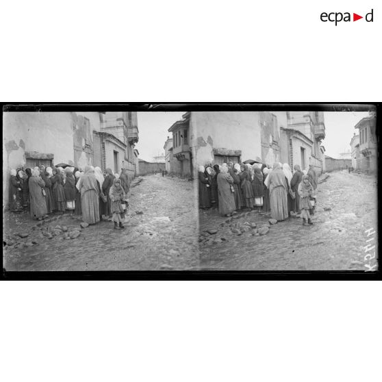 Monastir. Indigentes turques attendant les restes de soupe des soldats. [légende d'origine]