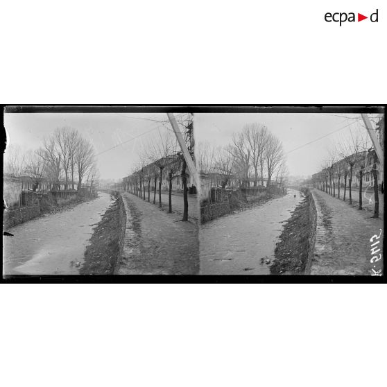 Monastir. Le Dragor, grossi par la fonte des neiges. [légende d'origine]