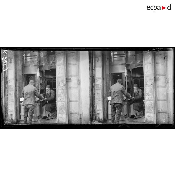 Monastir. Un épicier Juif dans la rue Banketzka Olitza. [légende d'origine]