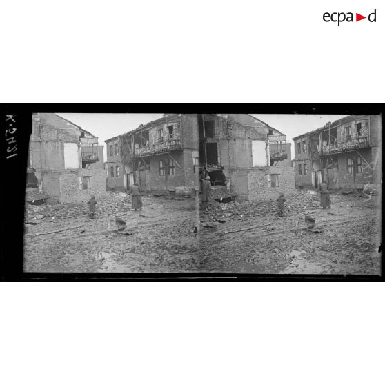 Monastir. Effet d'un 75 bulgare sur une maison du quartier pauvre, construite en briques assemblées par de la terre. [légende d'origine]