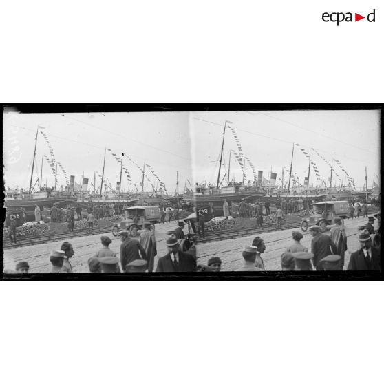 Salonique. Les navires grecs pavoisent pour la Noël orthodoxe. [légende d'origine]