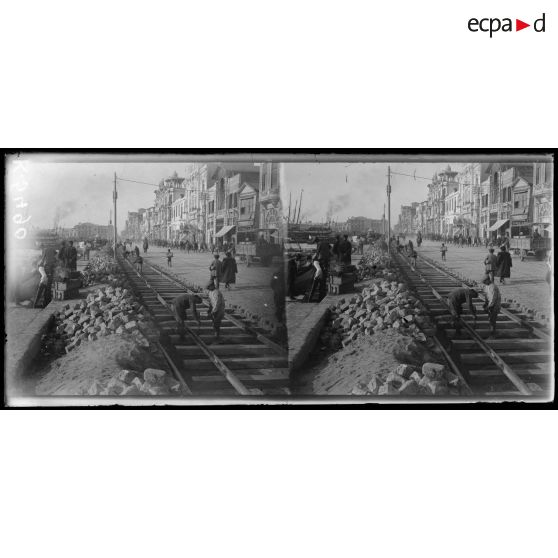 Salonique. Construction d'une voie ferrée sur les quais pour le déchargement direct des bateaux. [légende d'origine]