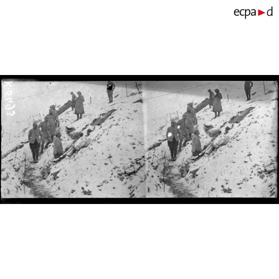 Devant Monastir. Descente de blessés au Centre Martin. [légende d'origine]