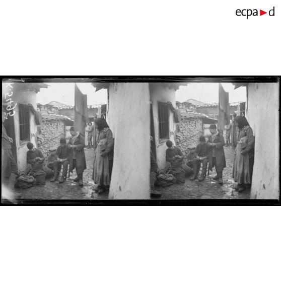 Monastir. Jeunes turcs aidant un cuisinier. [légende d'origine]