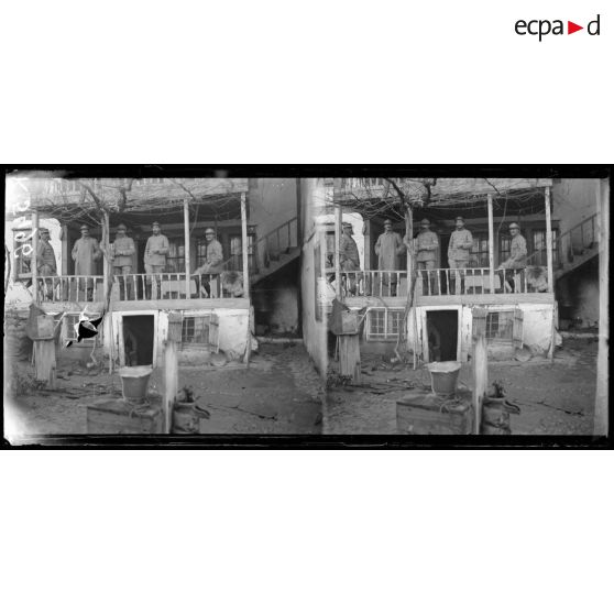 Monastir. Le colonel Didier et son Etat Major à son quartier général. [légende d'origine]