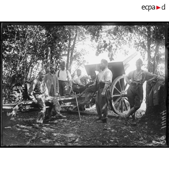 Bois de Blanzey à Eulmont, pièce de 105 mm et ses servants. [légende d'origine]