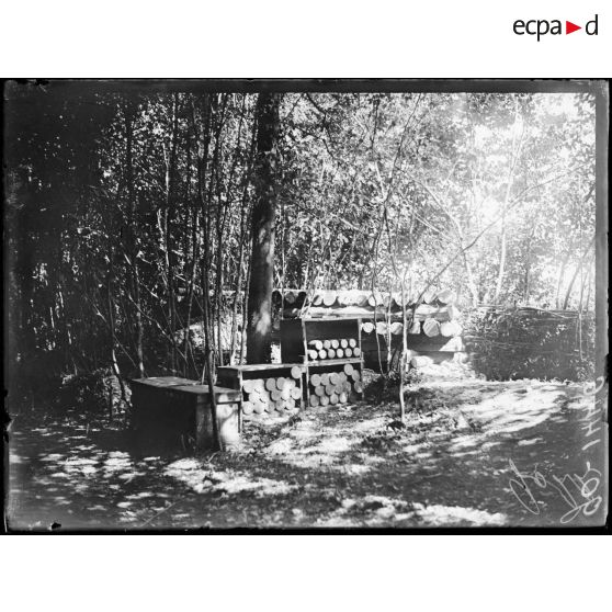 Bois de Blanzey, dépôt d'artillerie sous un abri sous bois. [légende d'origine]