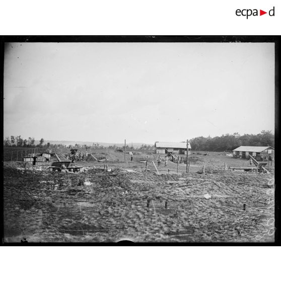 Nancy (Meurthe-et-Moselle). La DCA. Ferme St Jacques. La batterie de 105. Le camouflage. [légende d'origine]