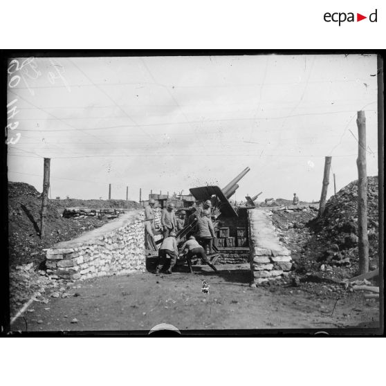 Nancy (Meurthe-et-Moselle). La DCA. Ferme St-Jacques. Manoeuvre d'un 105. [légende d'origine]
