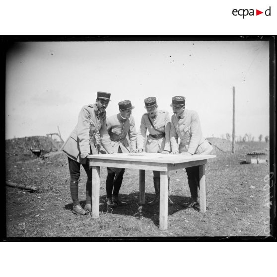 Nancy (Meurthe-et-Moselle). La DCA. Ferme St-Jacques. Officiers étudiant la carte. [légende d'origine]