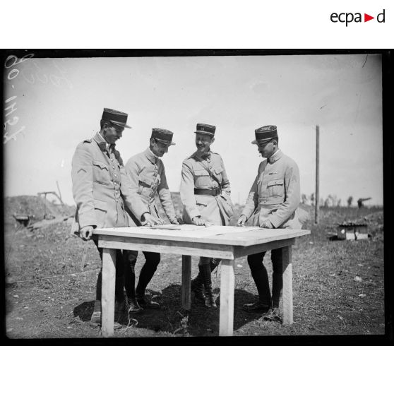 Nancy (Meurthe-et-Moselle). La DCA. Ferme St-Jacques. Officiers étudiant la carte. [légende d'origine]