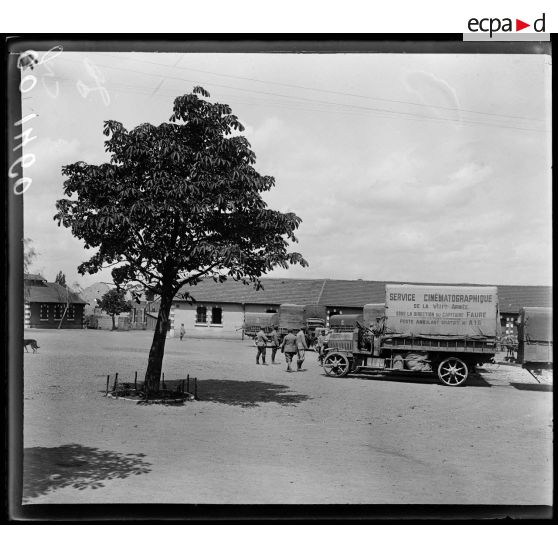 Nancy, parc Faure, équipes du SCA de la 8e armée gagnant les camions. [légende d'origine]