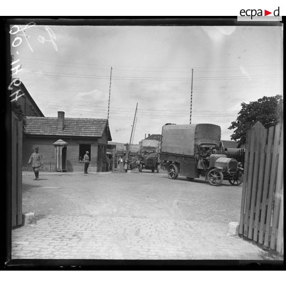 Nancy, parc Faure, les camions du SCA sortent du parc Faure. [légende d'origine]