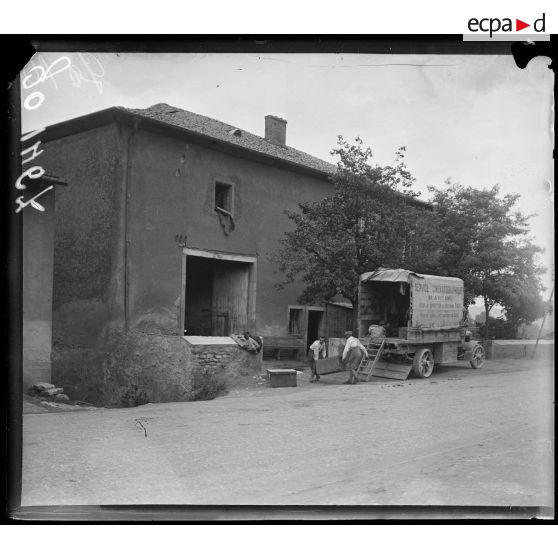 Marbache, déchargement du matériel de projection. [légende d'origine]