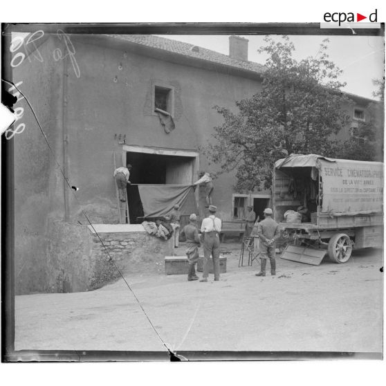 Marbache, déchargement de l'écran par les projectionnistes de la SCA. [légende d'origine]