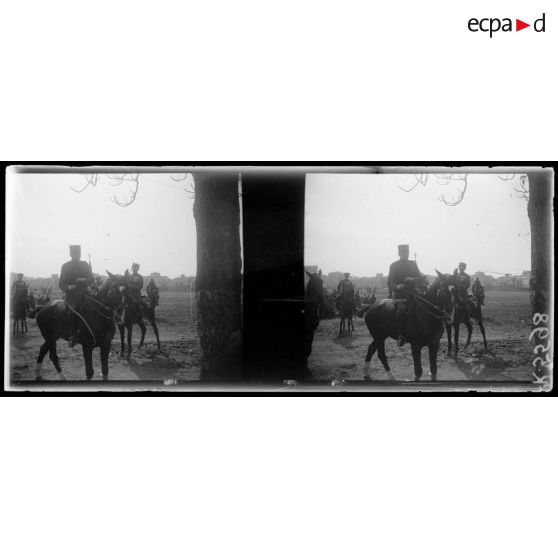 Salonique. Revue du régiment de spahis marocains passée par le général Sarrail en  présence de Mr Vénizelos le 5 mars 1917. [légende d'origine]