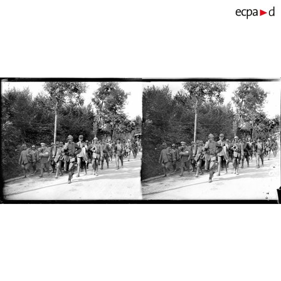 Epernay, troupes italiennes montant en ligne. [légende d'origine]