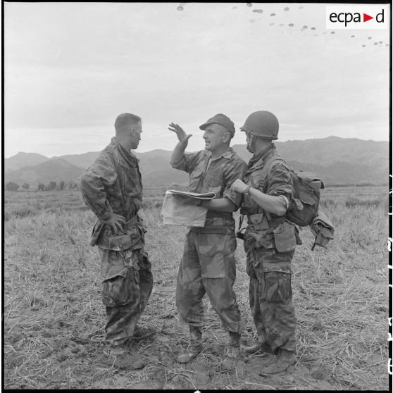 Le chef de bataillon Marcel Bigeard, commandant le 6e bataillon de parachutistes coloniaux, briefe le chef de bataillon Charlet (17e compagnie parachutiste du génie) et le capitaine Dubouchet (31e bataillon de marche du génie).