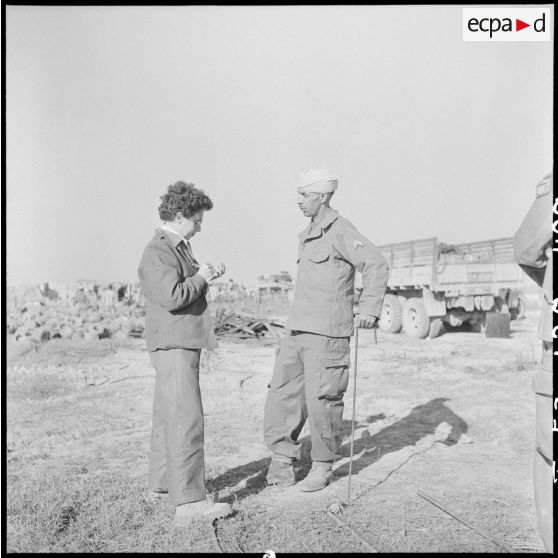 Interview du sergent-chef Ali Ben Moha du 4e régiment de tirailleurs marocains (4e RTM) par la correspondante de guerre Brigitte Friang après l'attaque de Gia Loc.